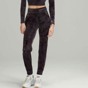 Lululemon Ready to Crush High rise Joggers Luxurious Velour size 12